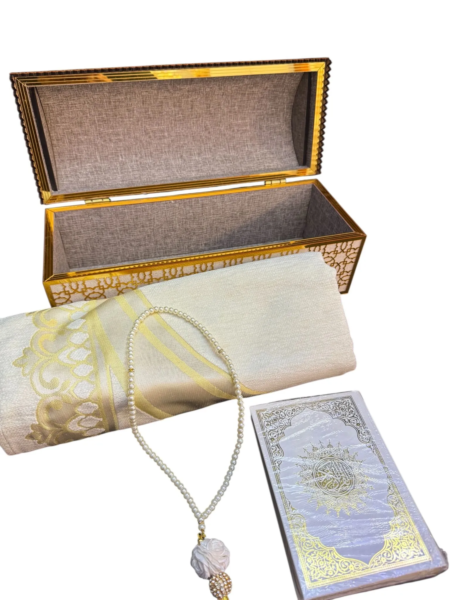 Samtbox mit Gebetsteppich, Gebetskette und großem Koran in beige/gold