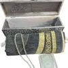 Samtbox mit Gebetsteppich, Gebetskette und großem Koran in hellgrau/silber