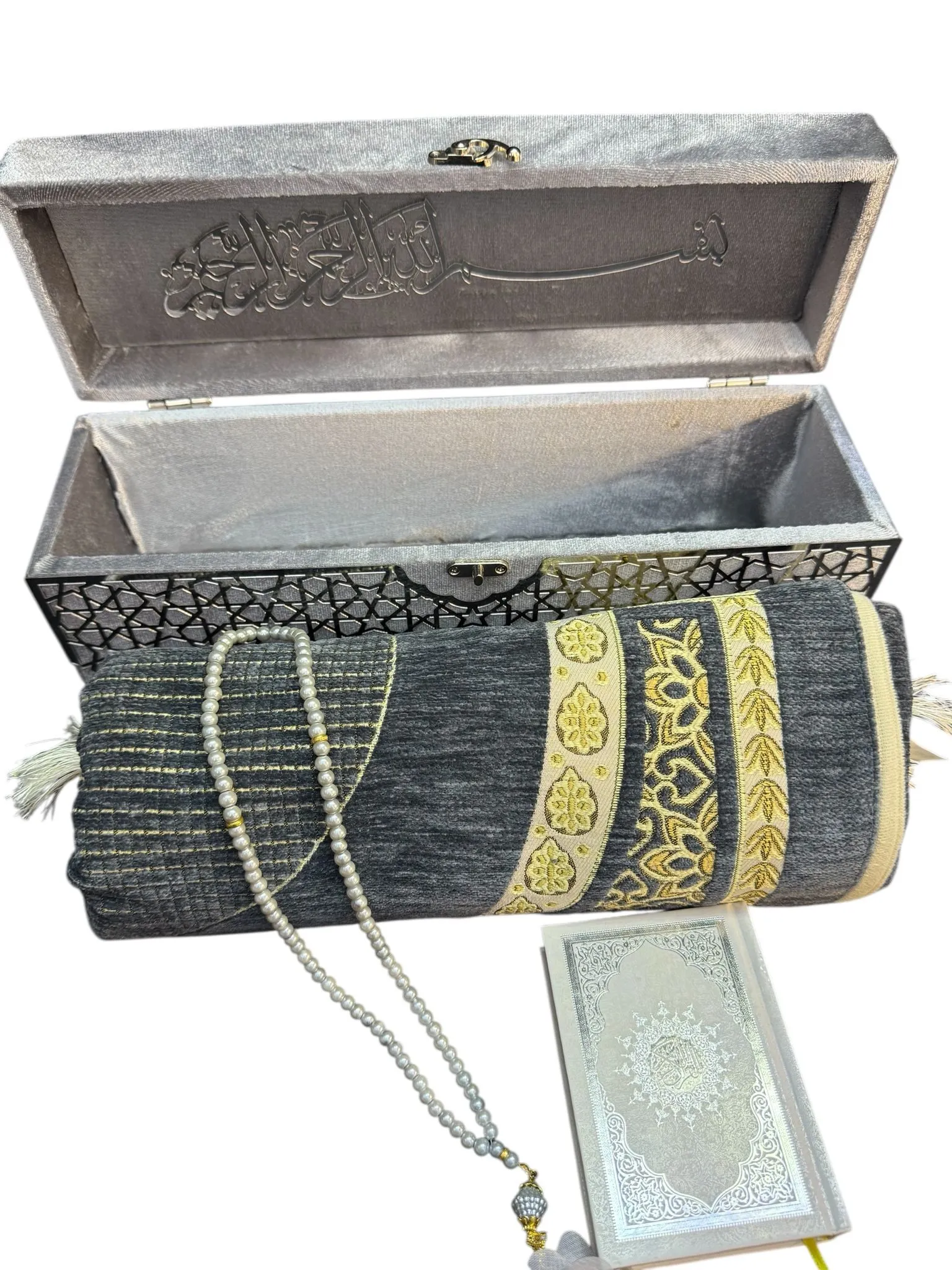 Samtbox mit Gebetsteppich, Gebetskette und großem Koran in hellgrau/silber