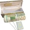 Samtbox mit Gebetsteppich, Gebetskette und großem Koran in grau/beige/gold