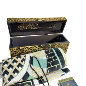 Samtbox mit Gebetsteppich, Gebetskette und großem Koran in schwarz/gold