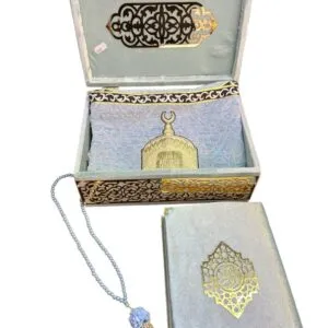 Samtbox mit Gebetsteppich, Gebetskette und großem Koran in hellblau/gold