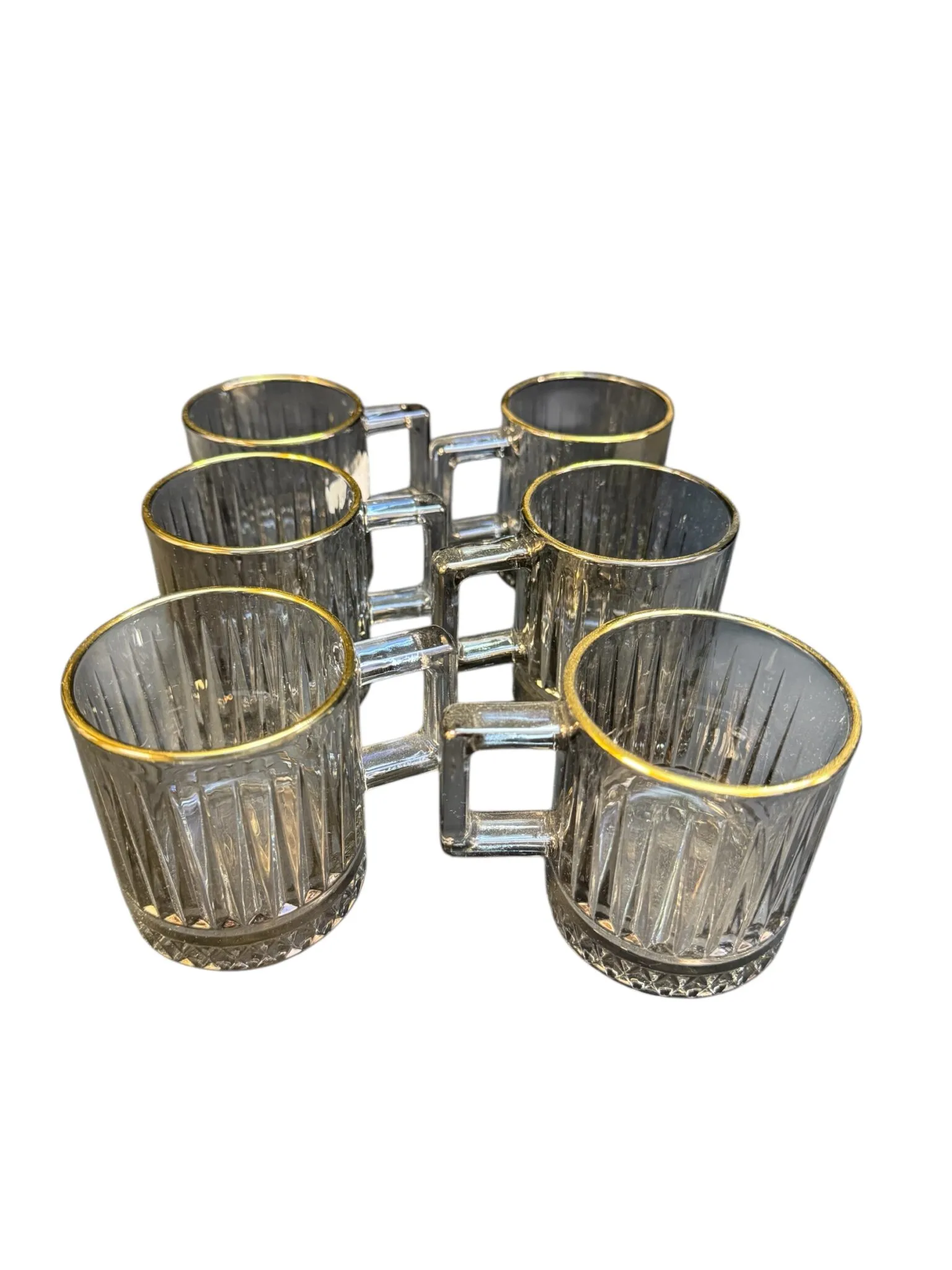 Tassen aus Schwarzglas mit Goldrand und Riffeloptik