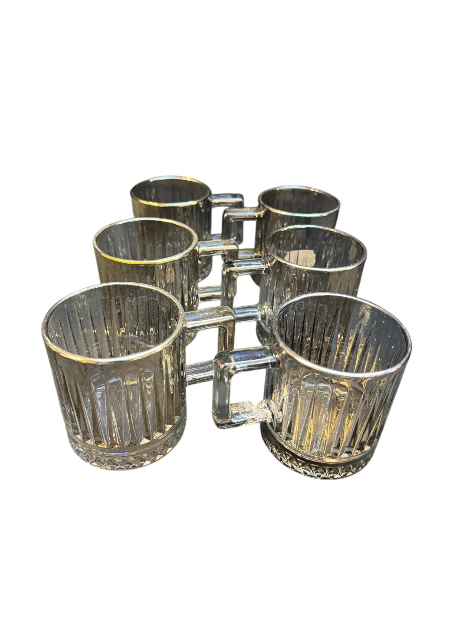 Tassen aus Schwarzglas mit Silberrand und Riffeloptik