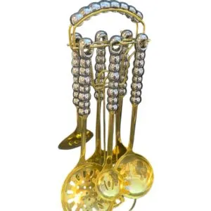 Set aus 6 silberfarbenen Küchenutensilien in Bubbleoptik mit passendem Aufsteller